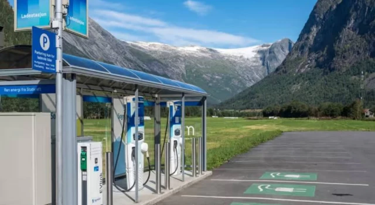 Norveç'te ilk kez elektrikli araç sayısı, benzinli araç sayısını geçti