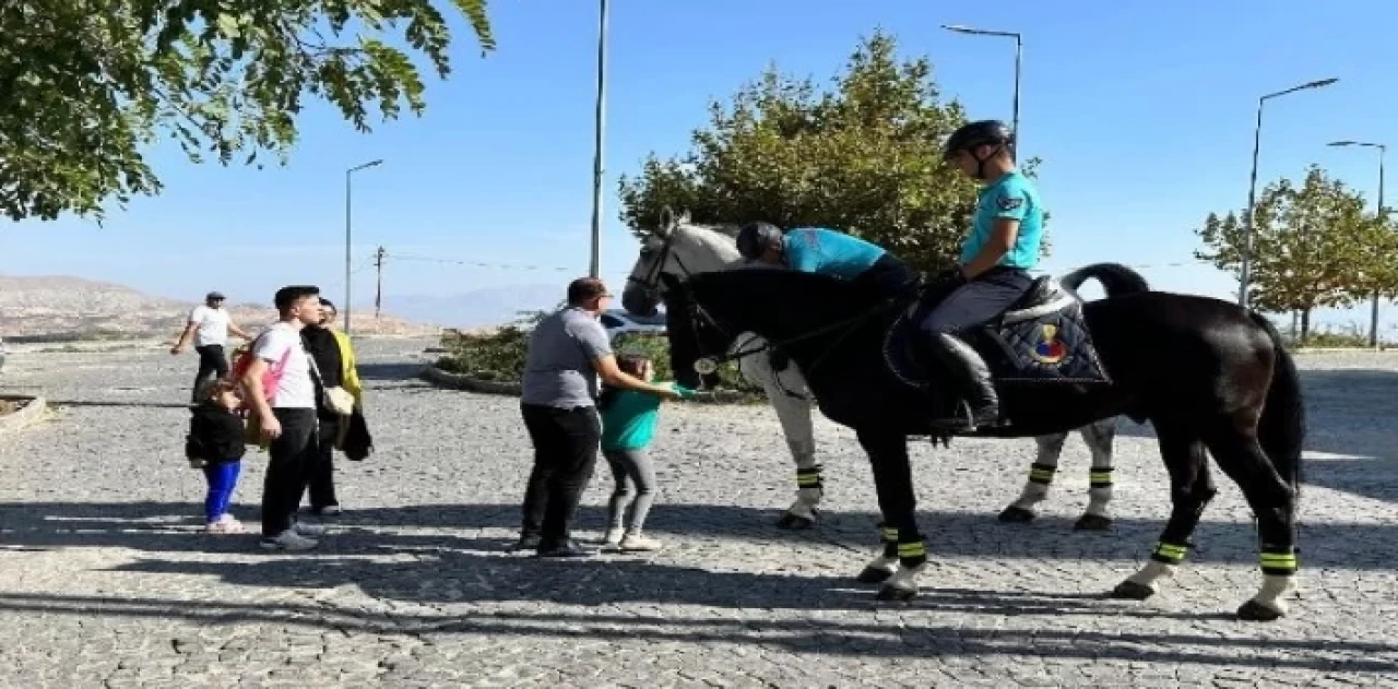 Elazığ’da Atlı Jandarma Timi’ne yoğun ilgi