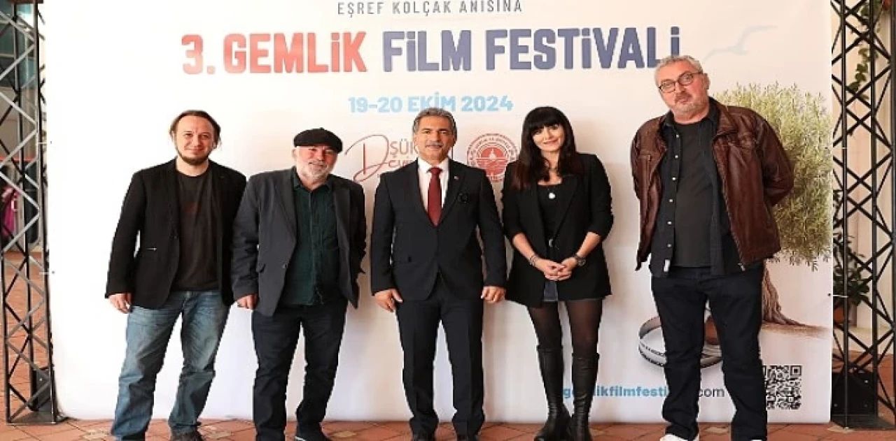 Festivalin açılış konuşmasını Gemlik Belediye Başkanı Şükrü Deviren yaptı.