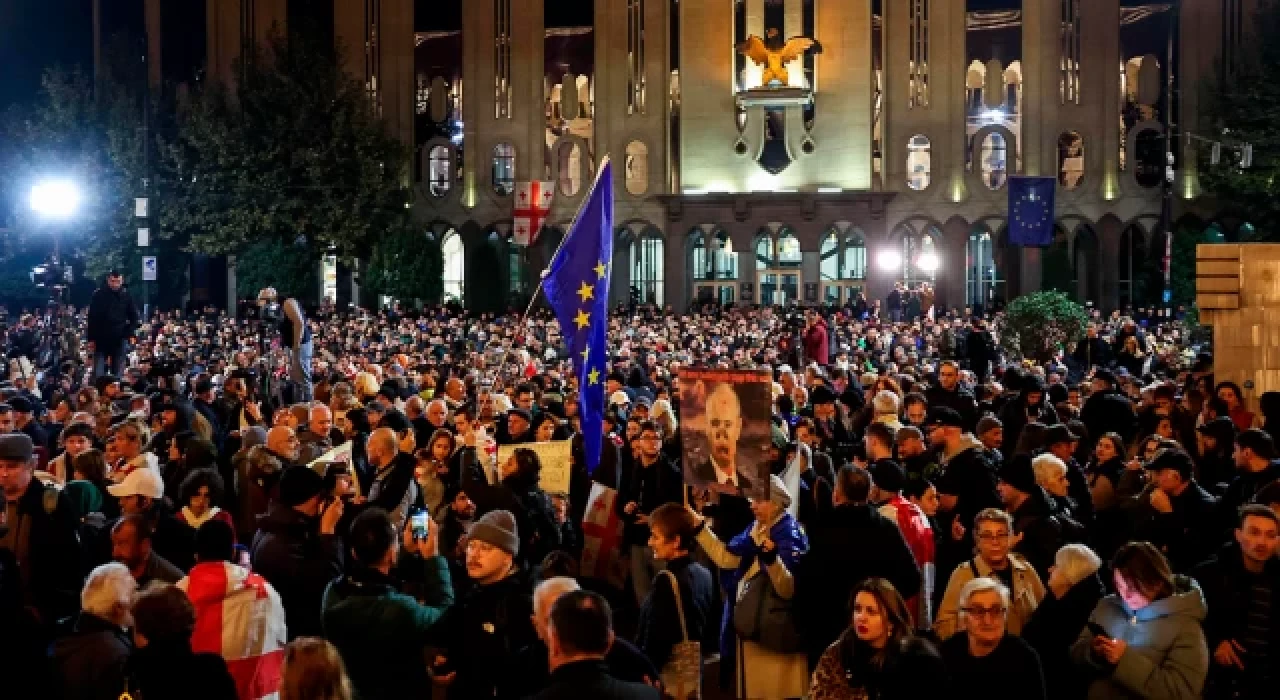 Gürcistan’da seçim sonuçlarını kabul etmeyen Cumhurbaşkanı Zurabişvili ve muhalefet kitlesel protestoya imza attı