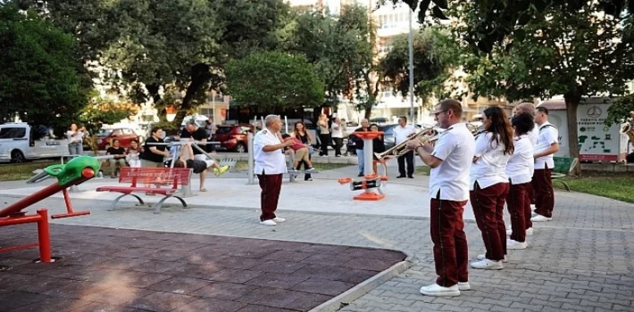 Karşıyaka Belediye Bandosu’ndan coşku dolu sokak konserleri