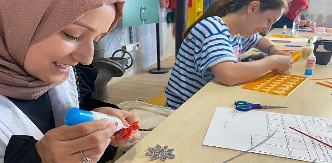 Quilling kâğıtlarını sanata dönüştürdüler