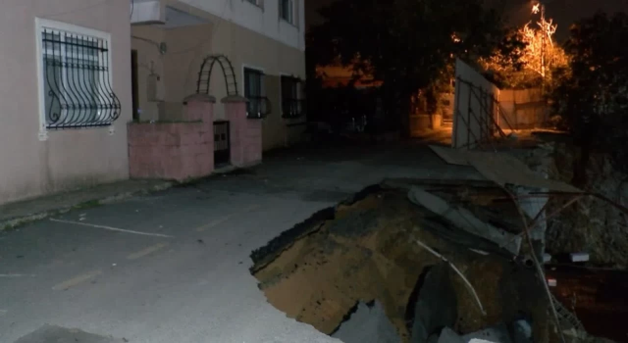 Üsküdar'da yol çöktü: 3 katlı tahliye edildi