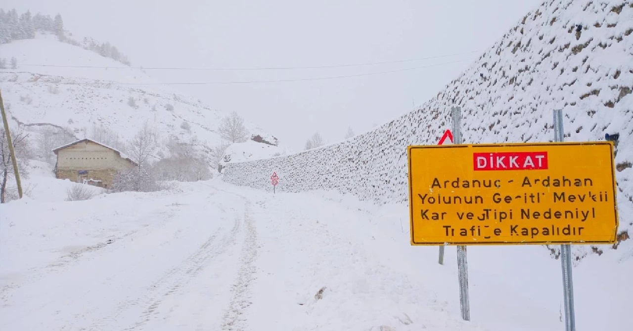 Artvin ve ilçelerinde etkili olan kar yağışı nedeniyle 127 köy yolu ulaşıma kapandı