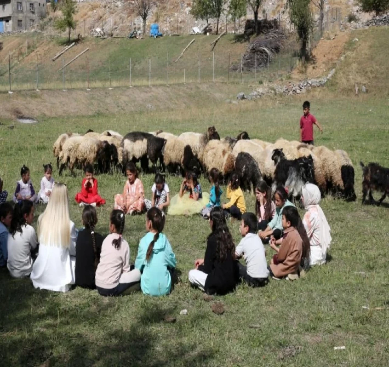 Bitlis Hizan’da öğrenciler doğada ders yapıyor