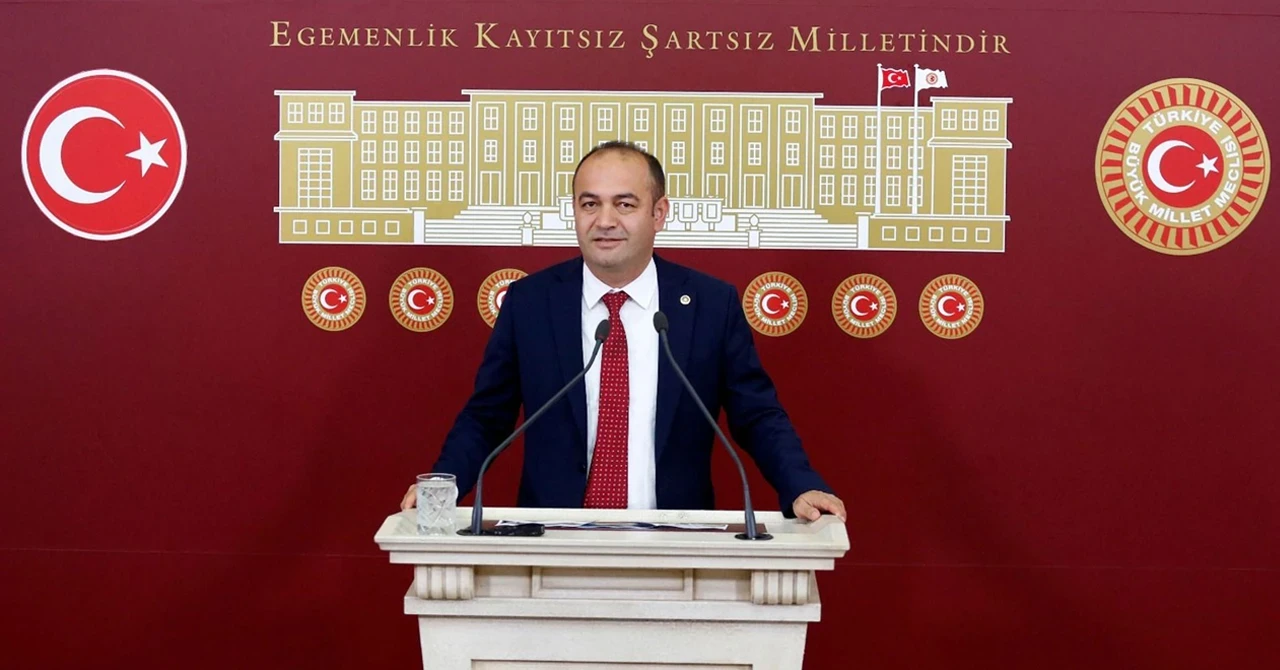 CHP’li Karabat, Ahmet Özer hakkında konuştu: AKP'yle seminer verirken ‘devlet adamı’ydı CHP'den seçildi ‘terörist’ yaptılar