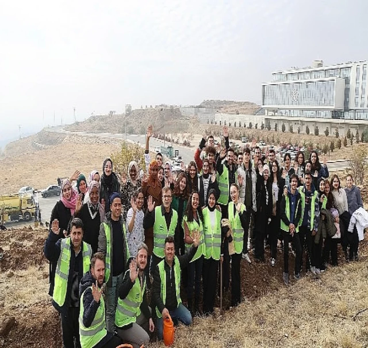 Milli Ağaçlandırma Günü’nde Üniversiteli Gençler Fidanları Toprakla Buluşturdu