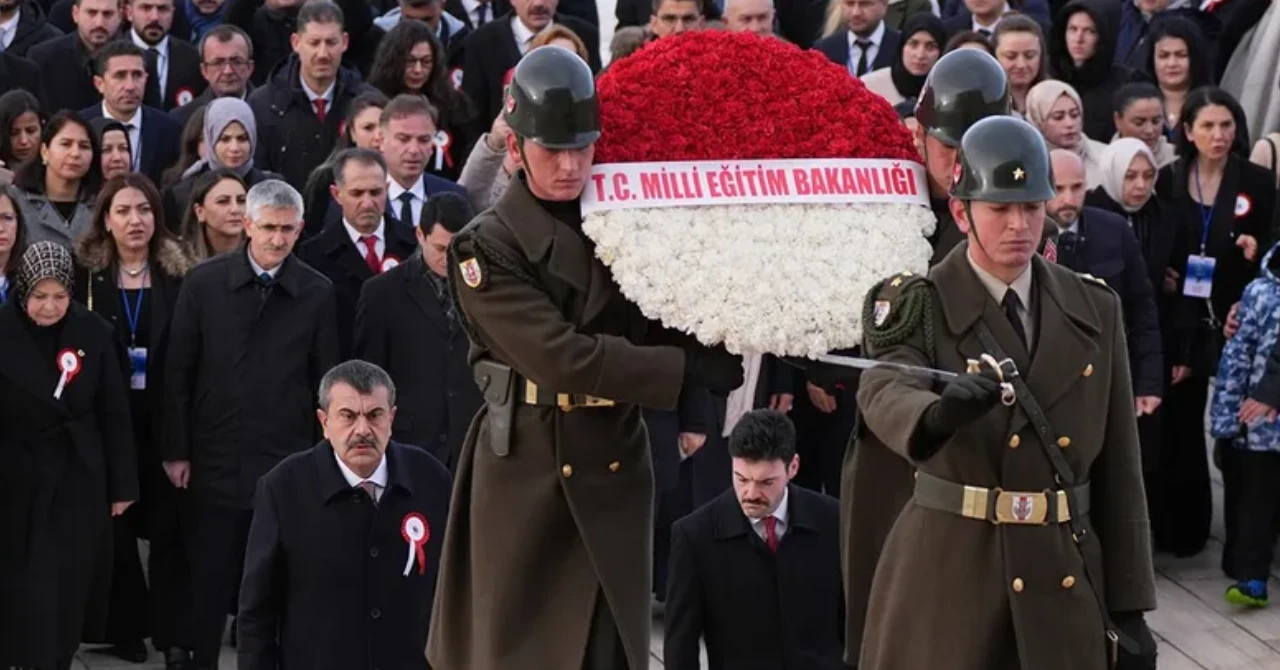 Milli Eğitim Bakanı Tekin'den öğretmenlerle Anıtkabir'e ziyaret