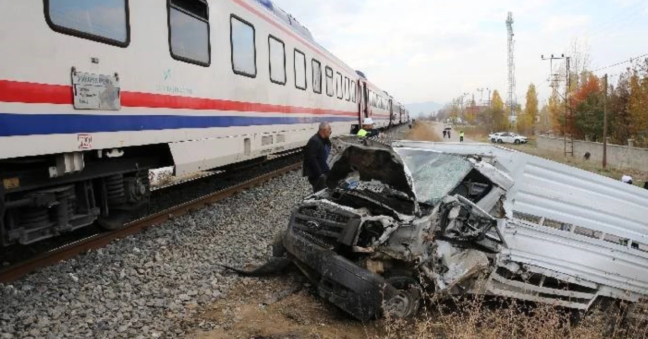 Muş'ta yolcu treni kamyonete çarptı: Ölü ve yaralı var!