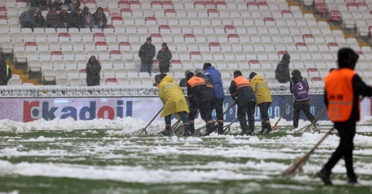 Sivasspor - Kasımpaşa maçı gecikmeli başladı!