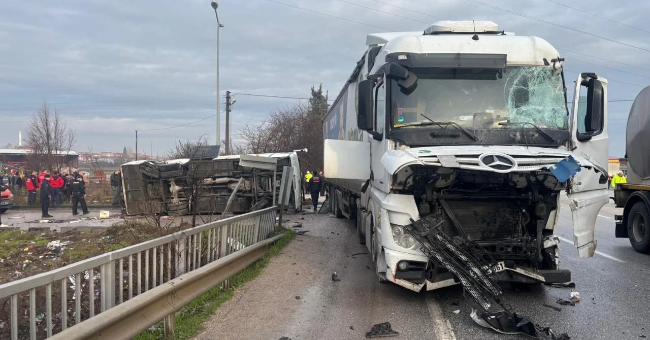 Balıkesir’de okul servisi TIR’la çarpıştı: 8 öğrenci ağır yaralandı!