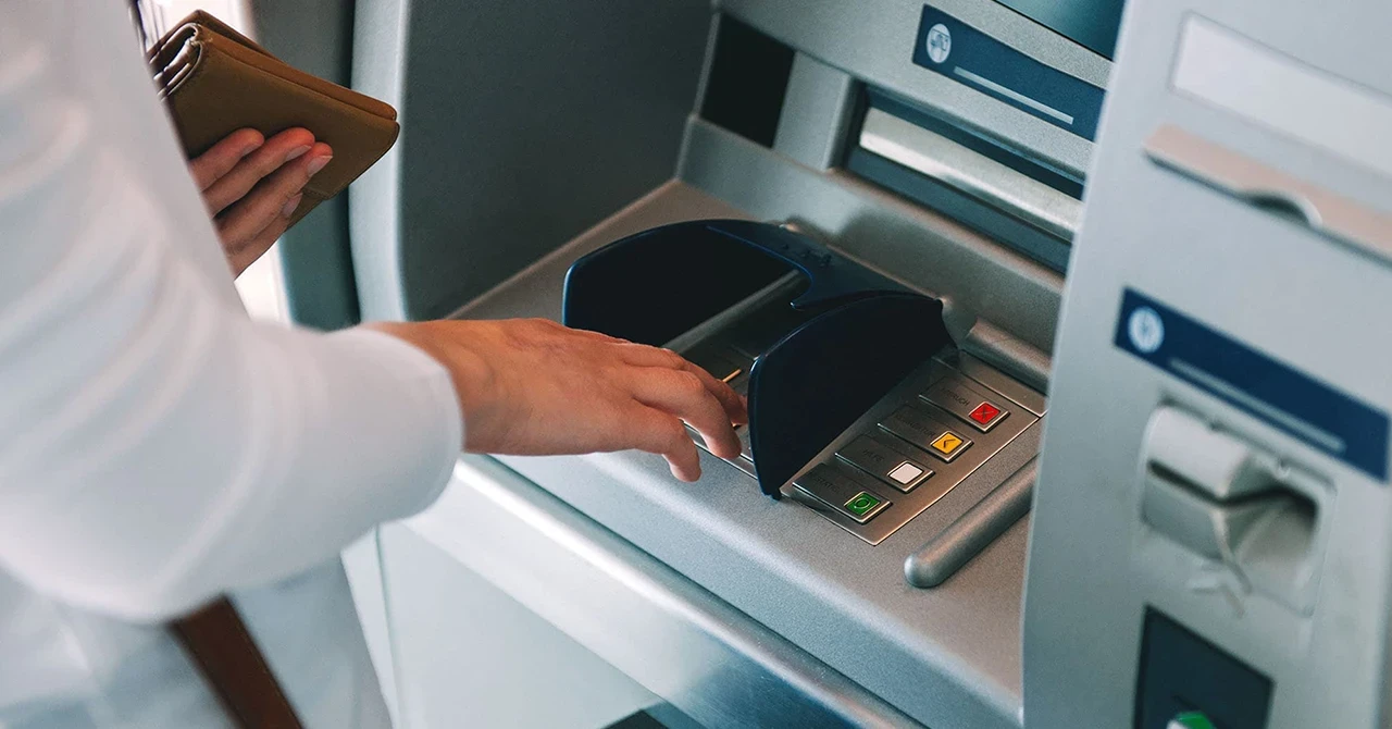 Banka ATM'leri, şifresini değiştirmeyenlerin kartlarını yutacak!