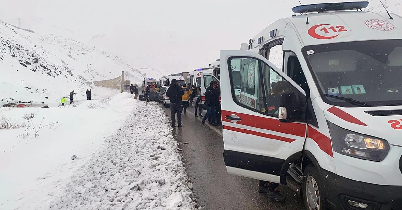 Erzincan'da yolcu otobüsü şarampole devrildi: Çok sayıda ambulans olay yerinde