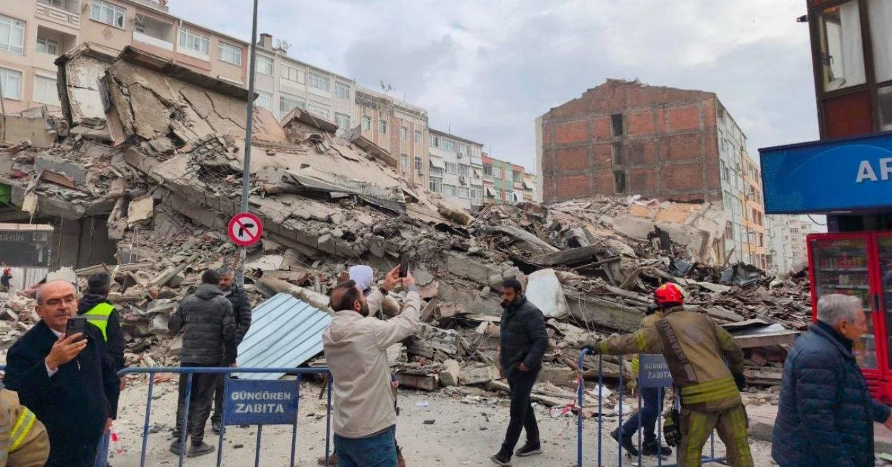 Güngören'de bir bina, yıkım aşamasındayken çöktü