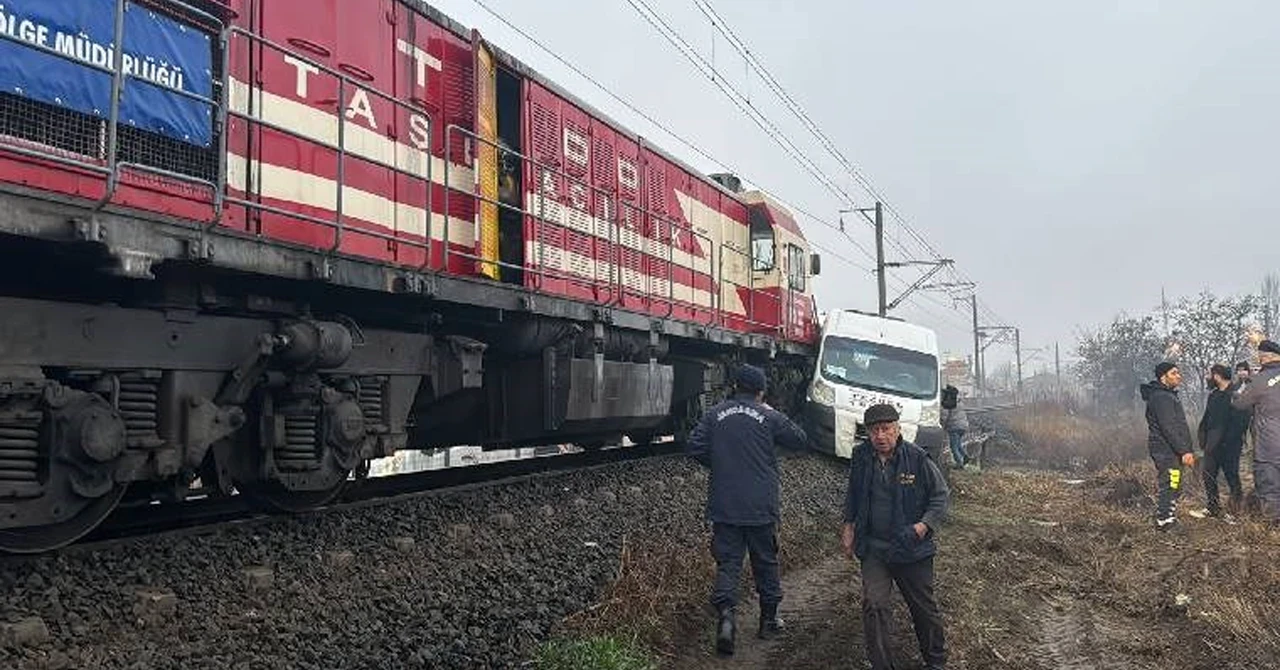 Kırklareli'de yük treni servis minibüsüne çarptı: 2 yaralı