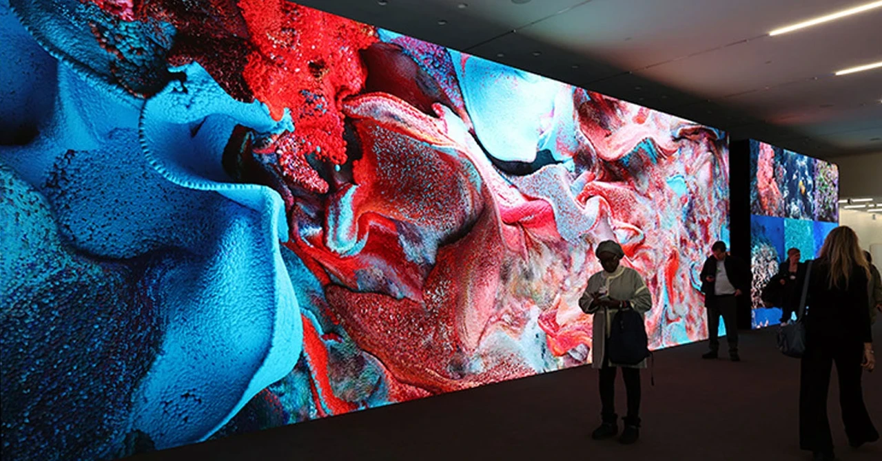 Refik Anadol'un "Living Encyclopedia: Large Nature Model" (LNM) sergisi DATALAND'da açıldı