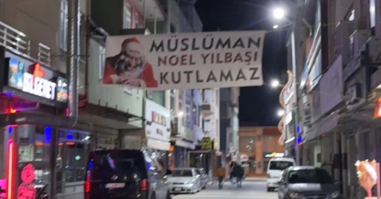 Sakarya'da sokağa "Müslüman Noel Yılbaşı Kutlamaz” pankartı asıldı