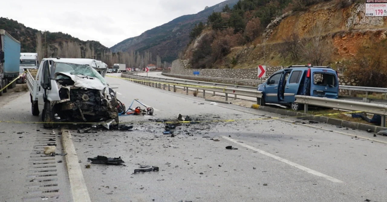 Çorum'da zincirleme kaza: Ölü ve yaralılar var