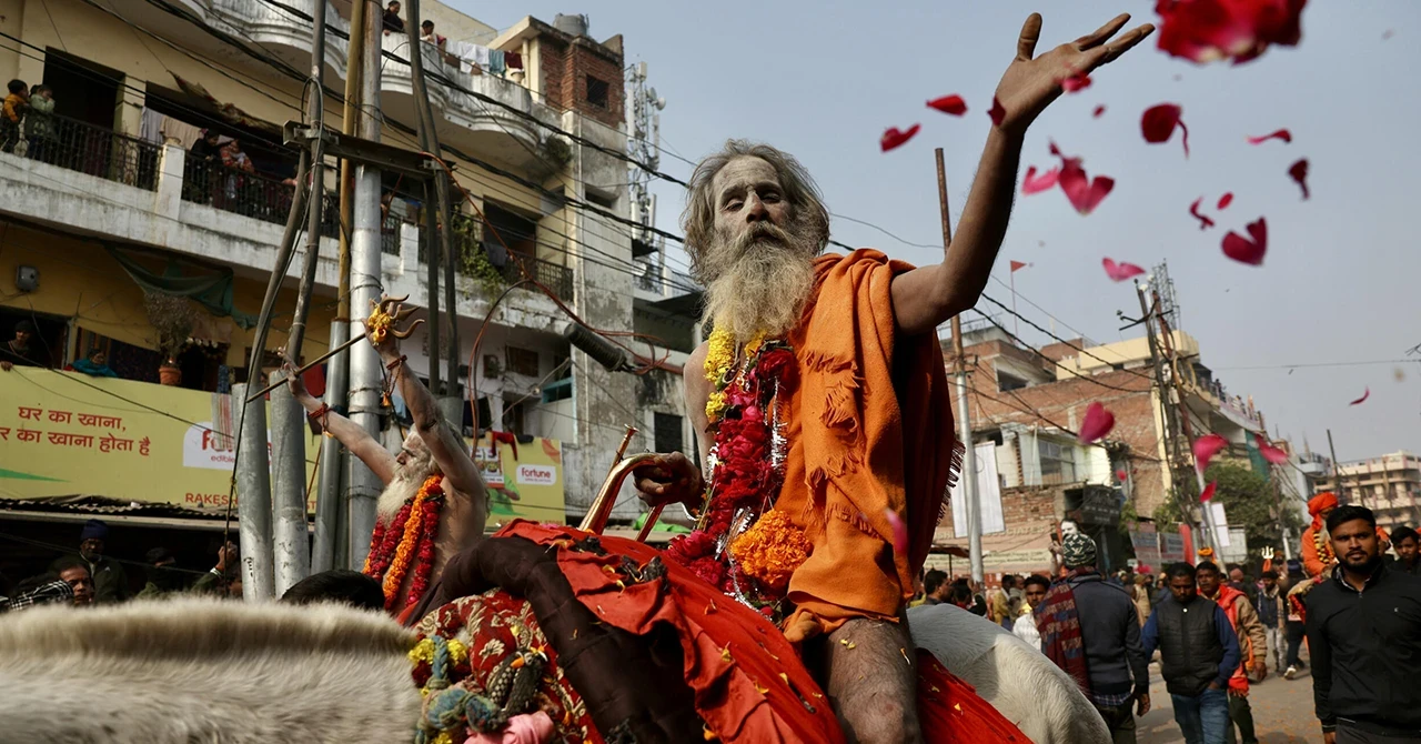 Dünyanın en büyük festivalinde milyonlarca Hindu, üç kutsal nehrin kavuştuğu noktada yıkanacak