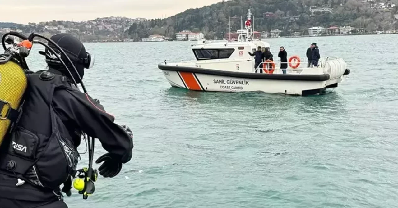 İstanbul Boğazı gemi trafiğine kapatıldı: Denize düşen iki kardeş aranıyor