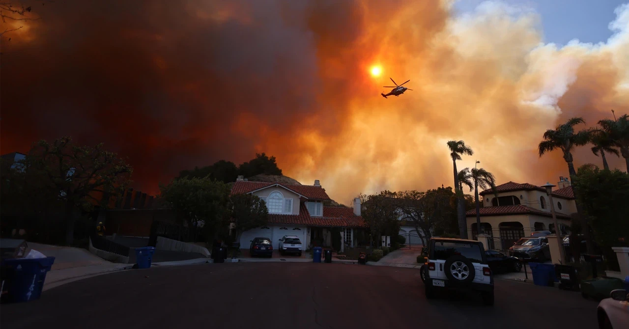 Los Angeles'ta orman yangını nedeniyle 30 bin kişiye tahliye kararı verildi