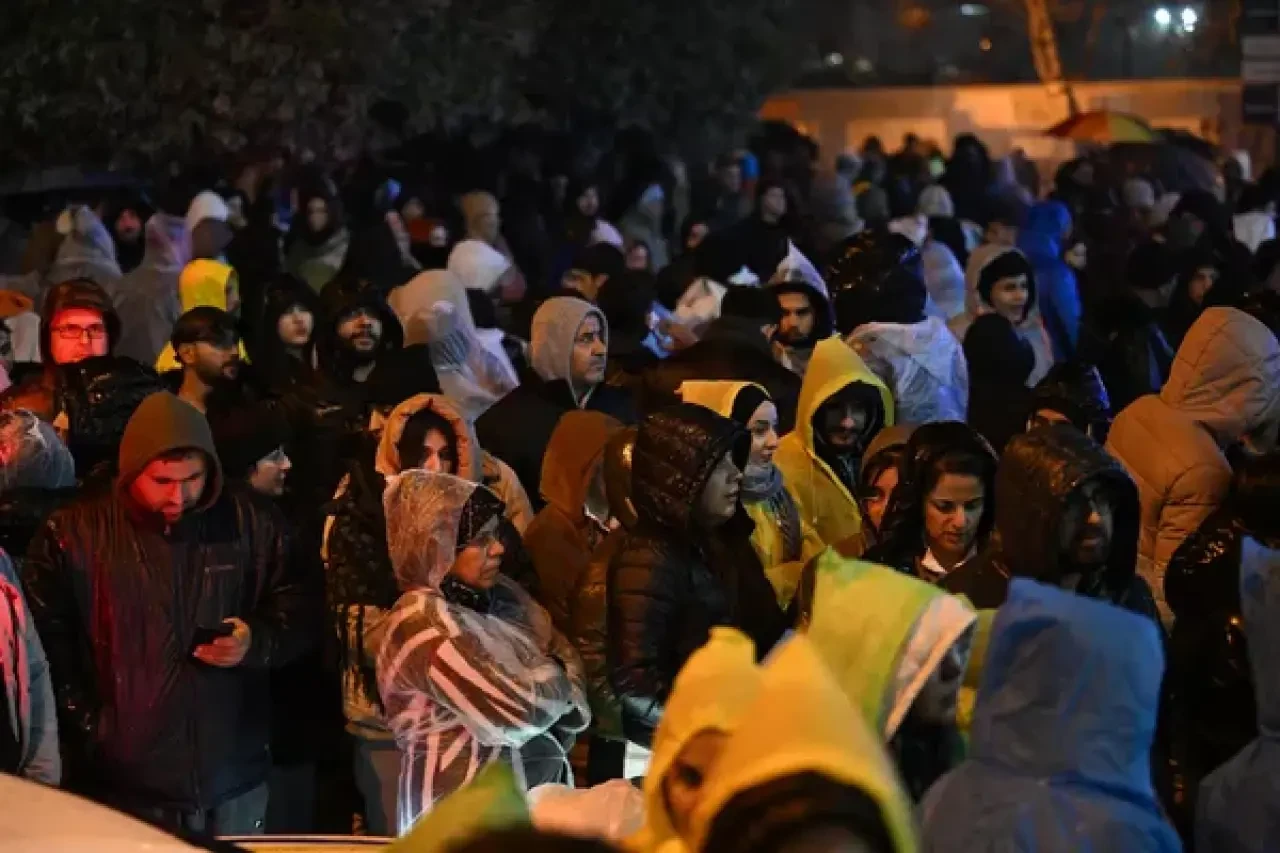 Asrın felaketi yürüyüşü: "Bu gece gökyüzünde yıldızlar değil, sevdiklerimiz var" 6