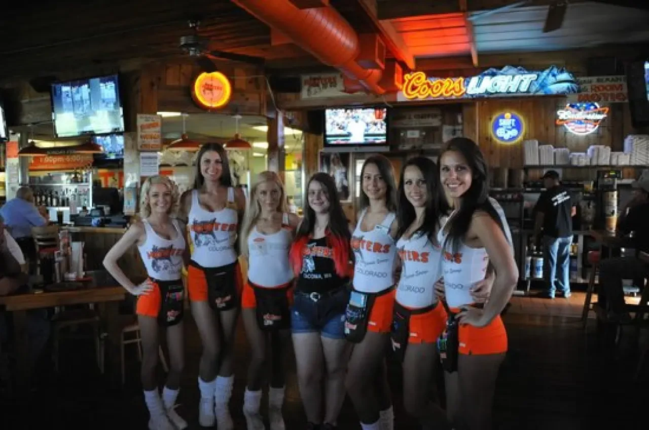 Seksi çalışanlarıyla gündemde olan Hooters iflasın eşiğinde! 4