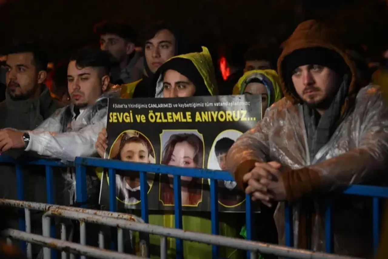 Asrın felaketi yürüyüşü: "Bu gece gökyüzünde yıldızlar değil, sevdiklerimiz var" 4