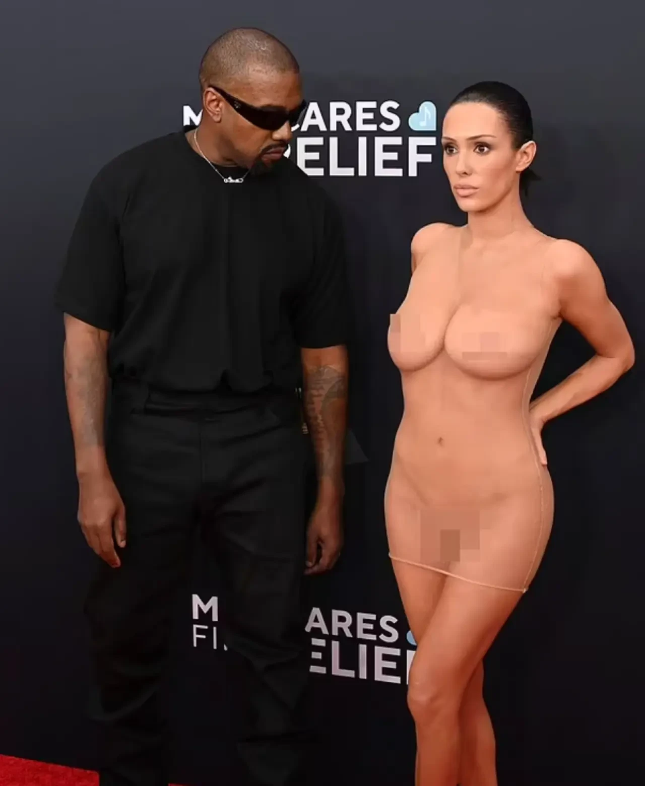 Kanye West ve Bianca Censori, Grammy 2025’te olay çıkardı: Çıplak kırmızı halı şovu 1