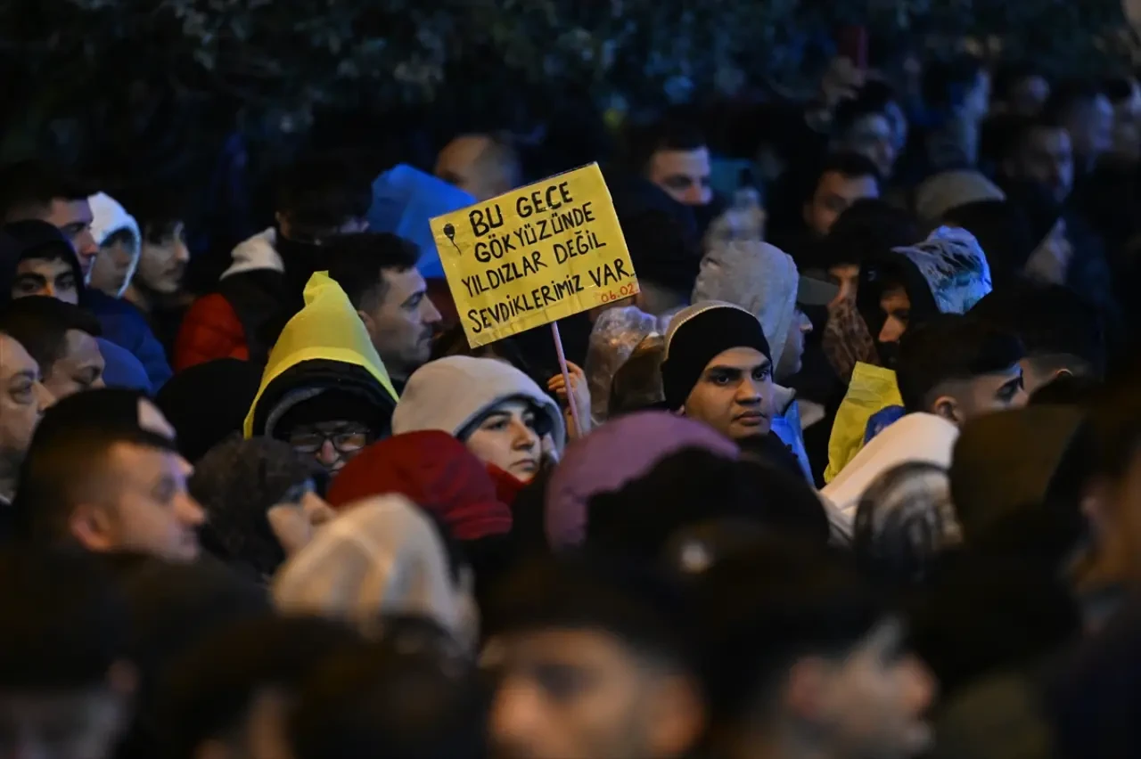 Asrın felaketi yürüyüşü: "Bu gece gökyüzünde yıldızlar değil, sevdiklerimiz var" 2