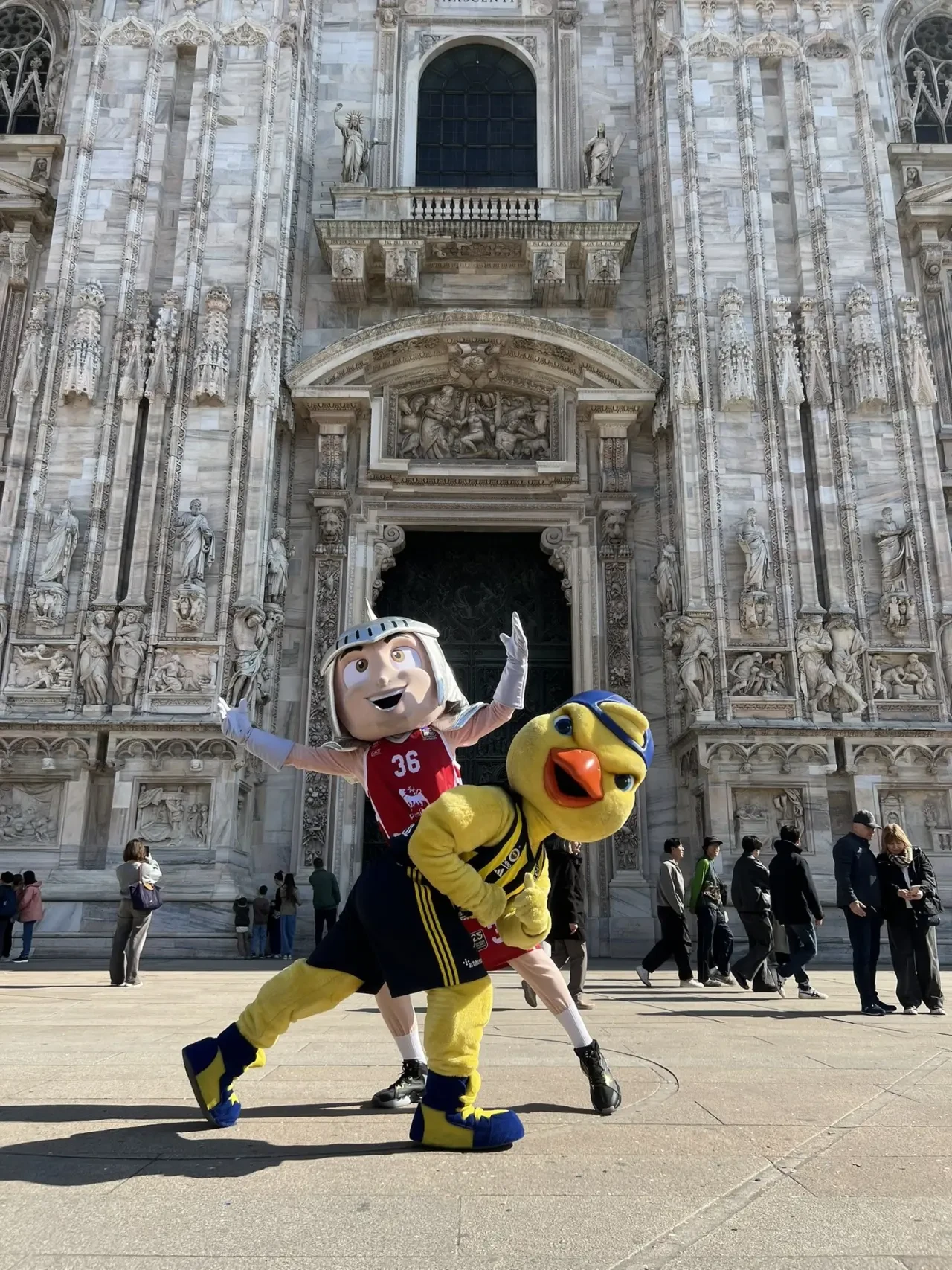 Fenerbahçe Beko’nun maskotu Yellow, Milano’da maskot arkadaşı Fiero ile buluştu 1