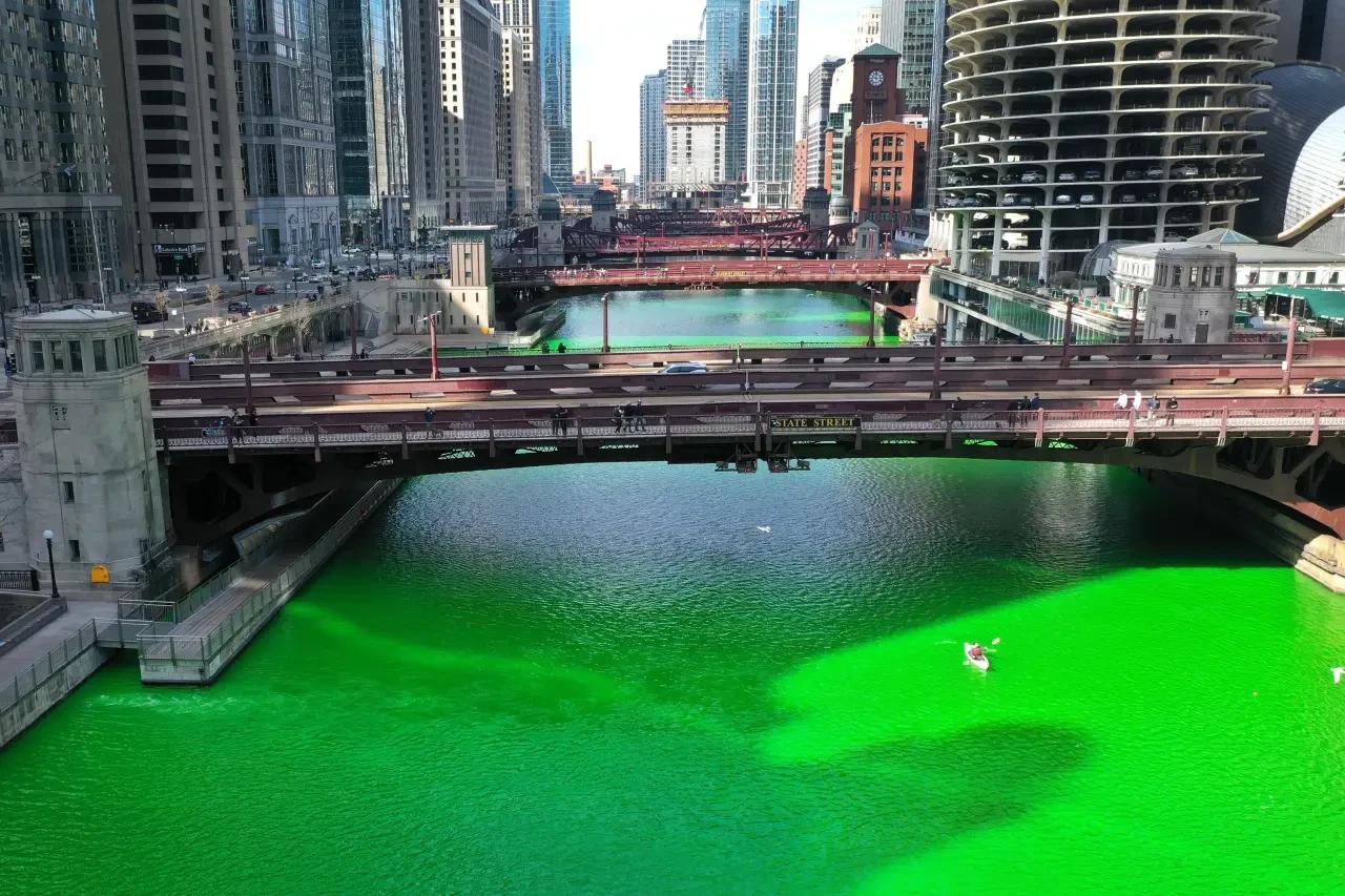 İrlandalıların kutsal Aziz Patrick Günü'nde, Chicago nehri yemyeşil oldu! 3