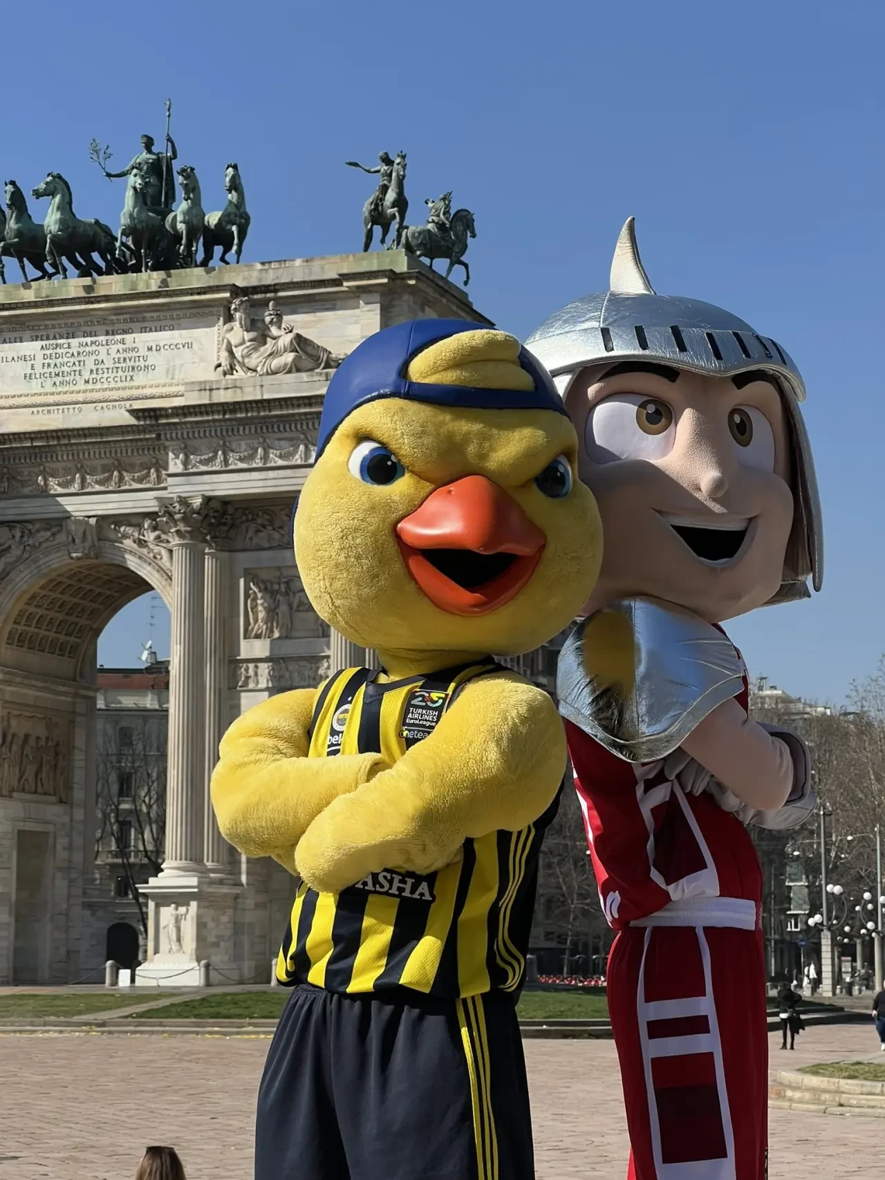 Fenerbahçe Beko’nun maskotu Yellow, Milano’da maskot arkadaşı Fiero ile buluştu 2