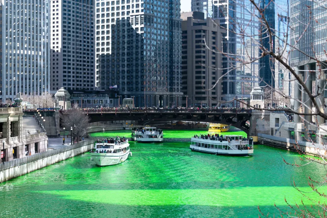 İrlandalıların kutsal Aziz Patrick Günü'nde, Chicago nehri yemyeşil oldu! 6