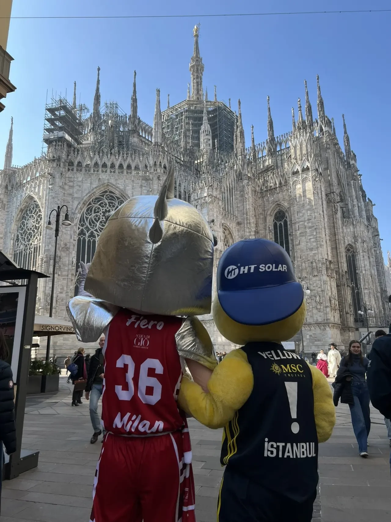 Fenerbahçe Beko’nun maskotu Yellow, Milano’da maskot arkadaşı Fiero ile buluştu 4