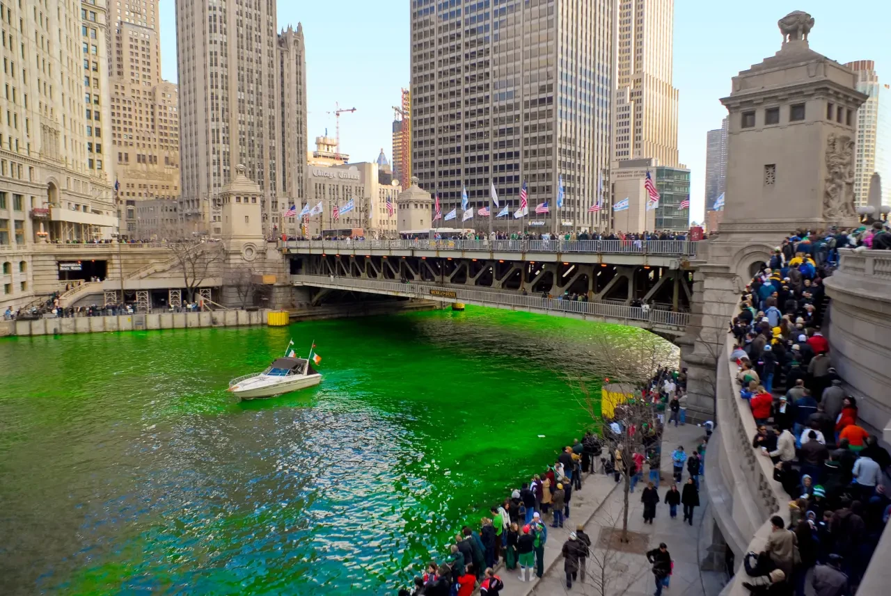 İrlandalıların kutsal Aziz Patrick Günü'nde, Chicago nehri yemyeşil oldu! 2