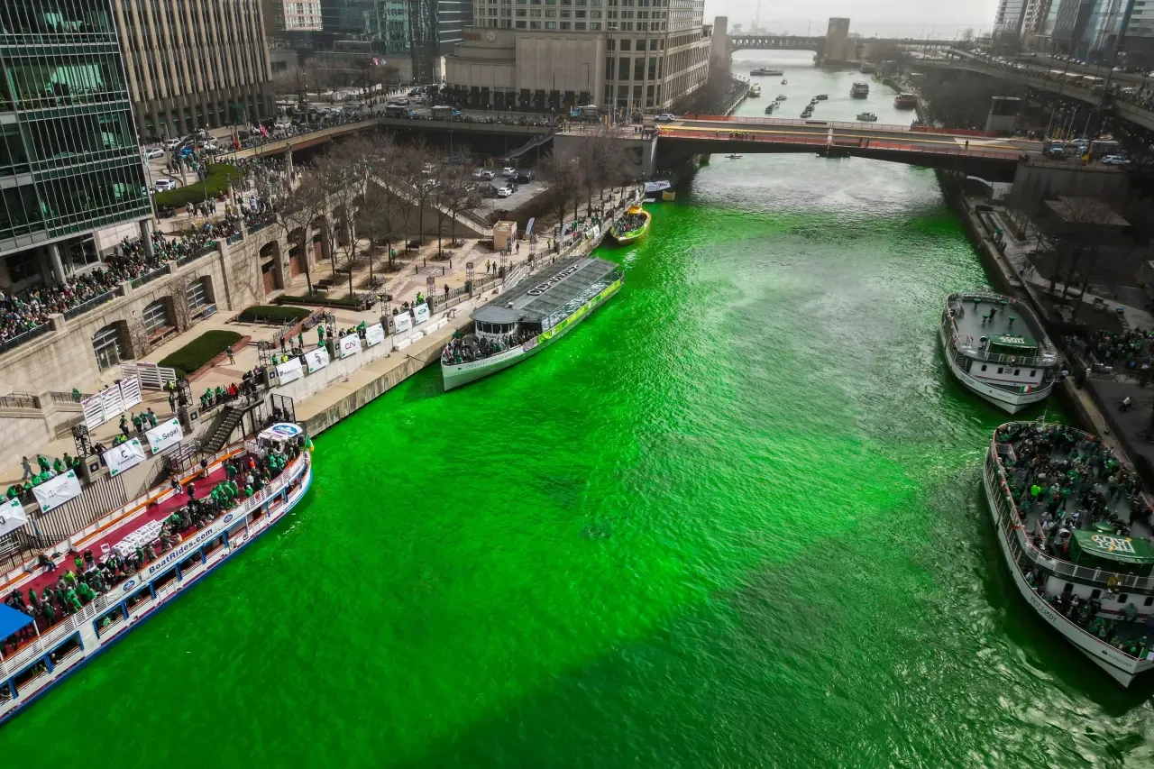 İrlandalıların kutsal Aziz Patrick Günü'nde, Chicago nehri yemyeşil oldu! 4