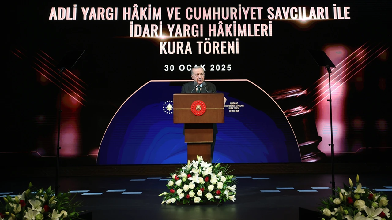 Cumhurbaşkanı Erdoğan: Hukukun dışı alanda siyaset, gazetecilik yapmak istiyorlar