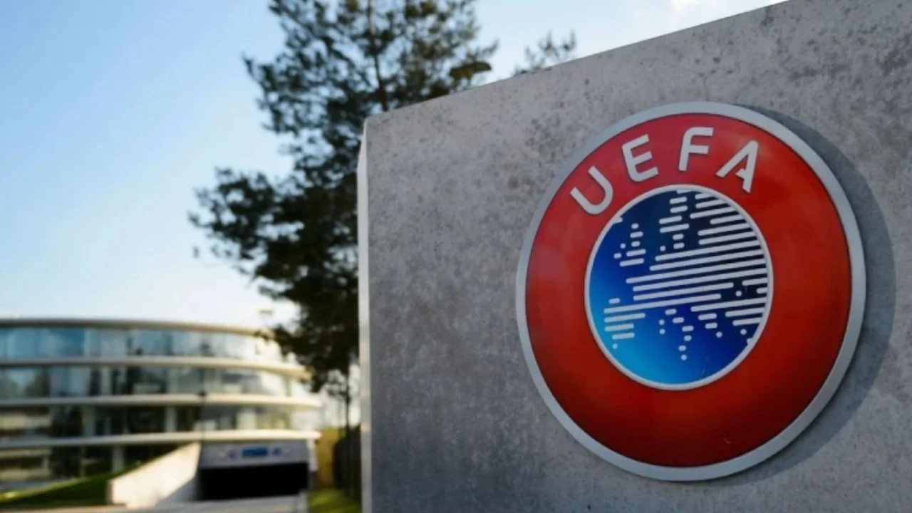 UEFA'dan Fenerbahçe'ye ceza yağdı