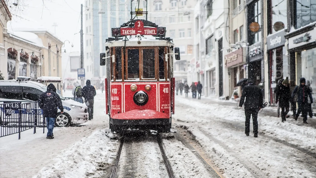 İstanbul'a yeni kar yağışı için tarih verildi: Bu defa daha sert gelecek!