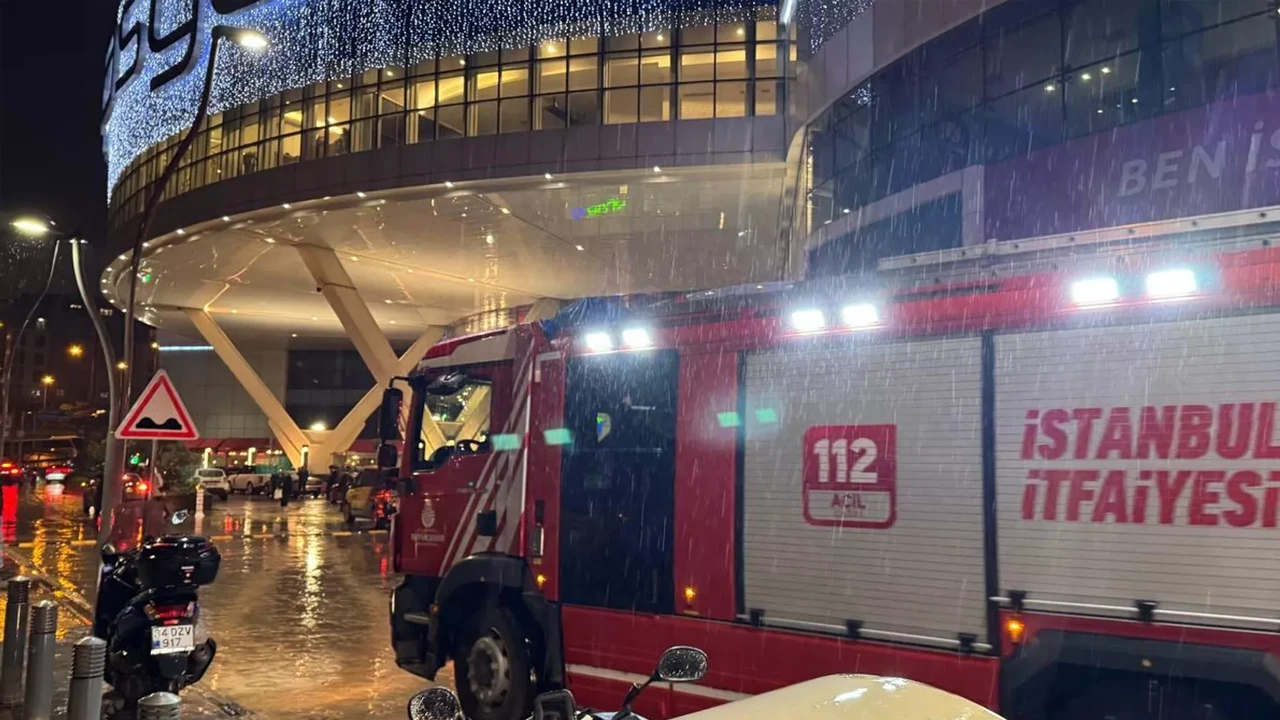 Üsküdar’da AVM’de yangın çıktı, kısa sürede söndürüldü