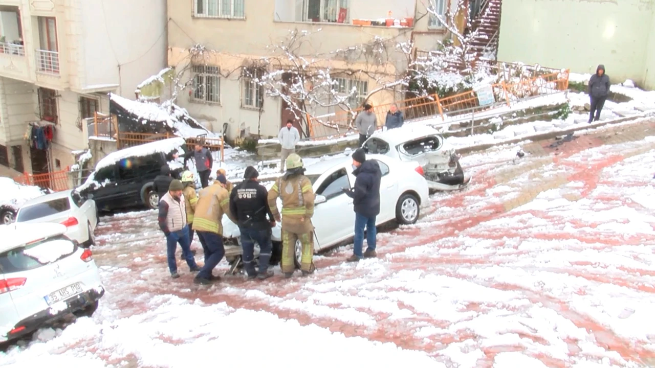 Kar en çok Kağıthane'yi vurdu: Araçlar yokuşta kaldı, mahalleli sokakta zor yürüdü