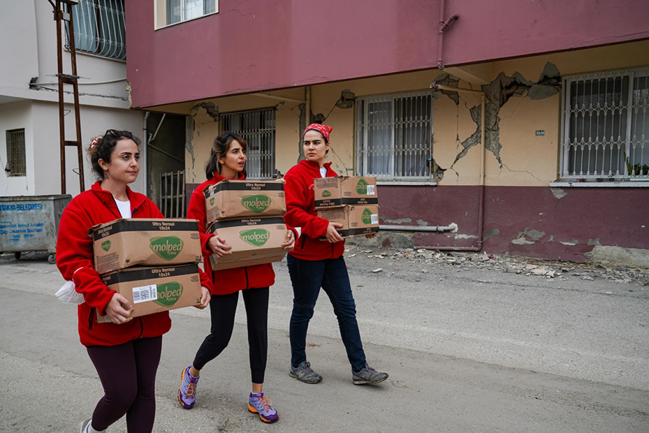 Konuşmamız Gerek Derneği, 6 Şubat Depremleri’nin ikinci yılında da deprem sahasında faaliyetlerine devam ediyor