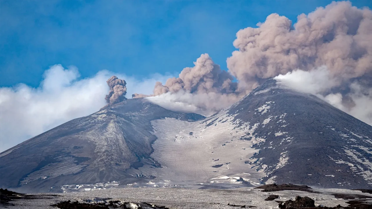 İtalya'da Etna Yanardağı kül püskürttü: Hava ulaşımı kesintiye uğradı