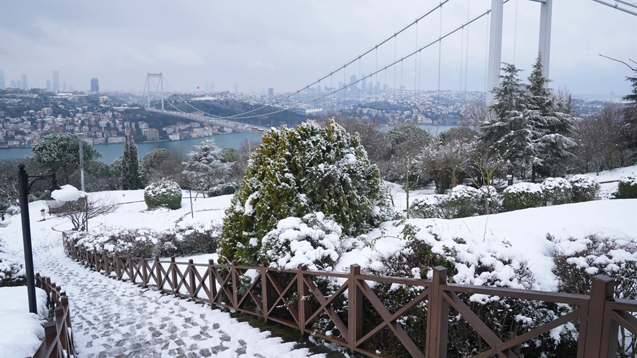 İstanbul karlar altında: 'Altay Kar Fırtınası' şehri vurdu