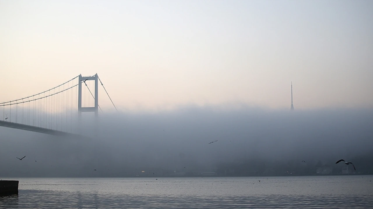 İstanbul Boğazı’nda gemi trafiği sise takıldı