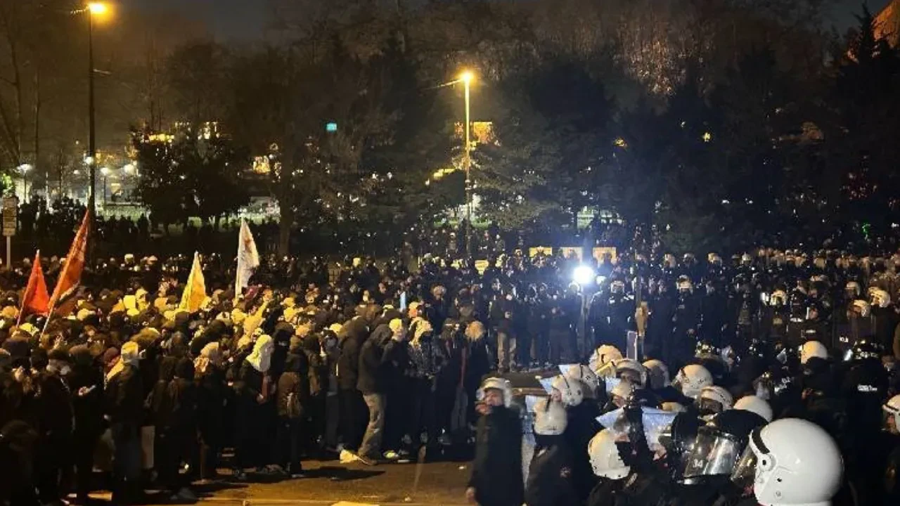 Protestolara katılan üniversite öğrencilerine şafak baskını