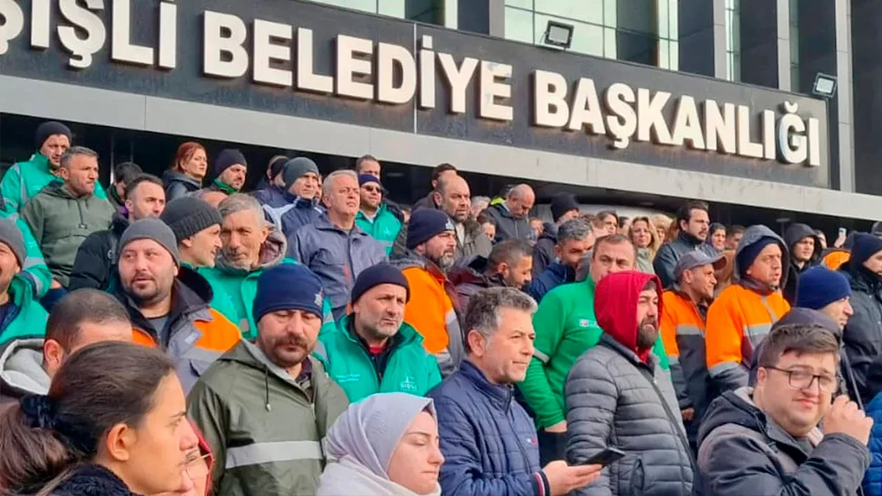 İstanbul'da belediye işçileri eylem başlattı: "Ekrem Başkan yalnız değildir"