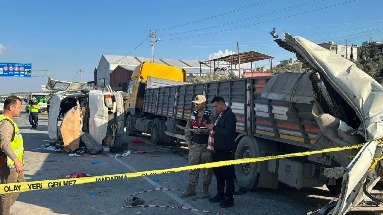 Hatay'da işçi servisi tıra çarptı, çok sayıda ölü ve yaralı var