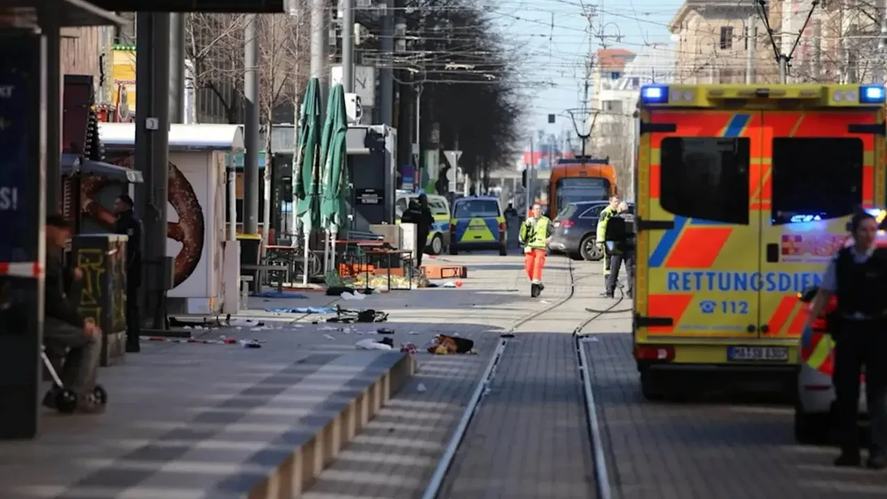 Almanya Mannheim'da terör saldırısı şüphesi: Bir araç kalabalığa dalarak çok sayıda kişiyi yaraladı!